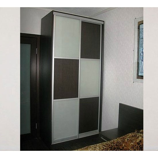 Встроенный шкаф-купе в спальню с матовым стеклом